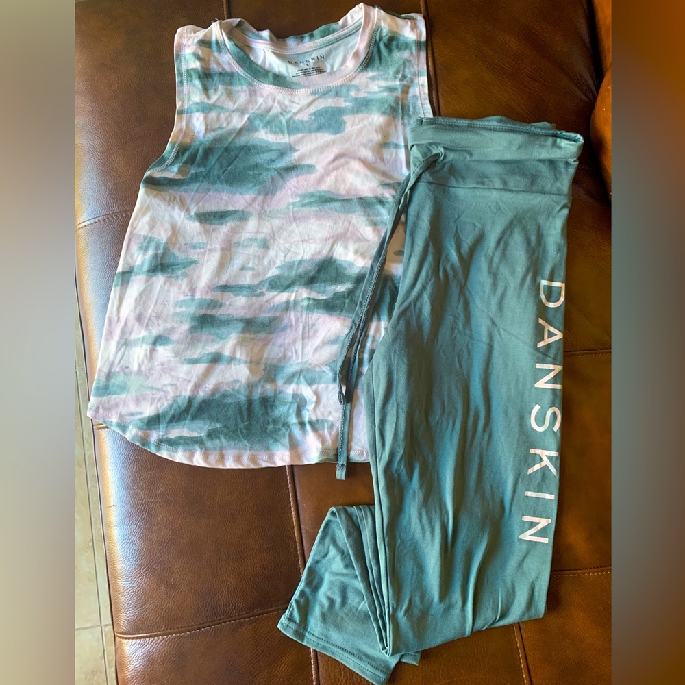 NEW W/ OUT TAGS - WOMENS - DANSKIN SET - LARGE